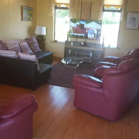 Tulla Self Catering דירה